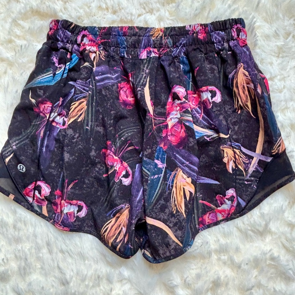 Lululemon Dark Floral Running Shorts Built-In Liner Zip Pocket Size 6 - Picture 2 of 5